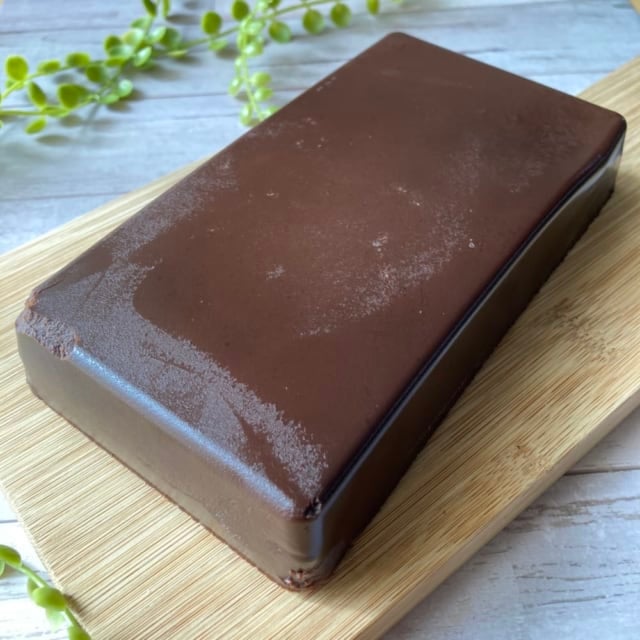 箱から出した業務スーパーのリッチショコラケーキ