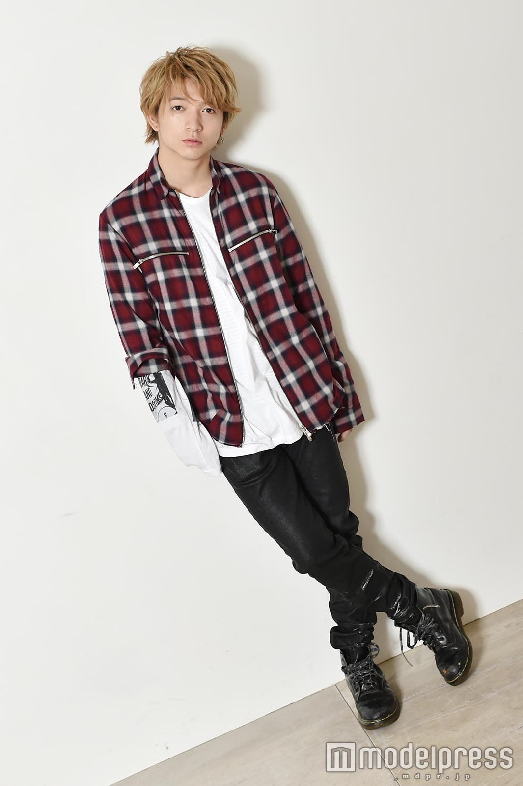 RYUJI /シャツ、カットソ(上)、カットソー(下)、パンツ/全てリュシュオル ジャンピエール (C)モデルプレス