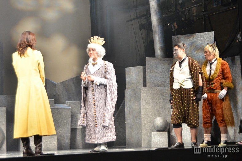 高岡早紀（左）