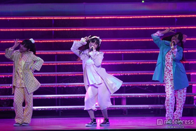 AKB48グループ研修生103名が圧巻のパフォーマンス／（C）AKS