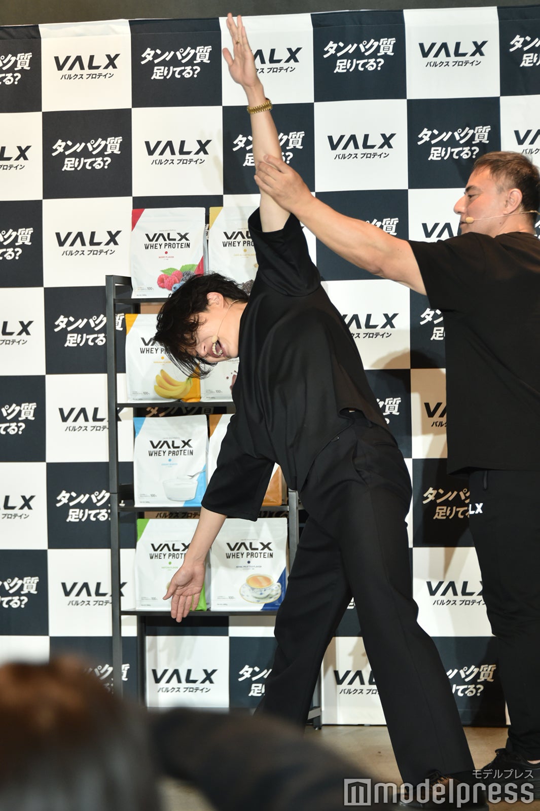 体の硬さを指摘された菊池風磨（C）モデルプレス