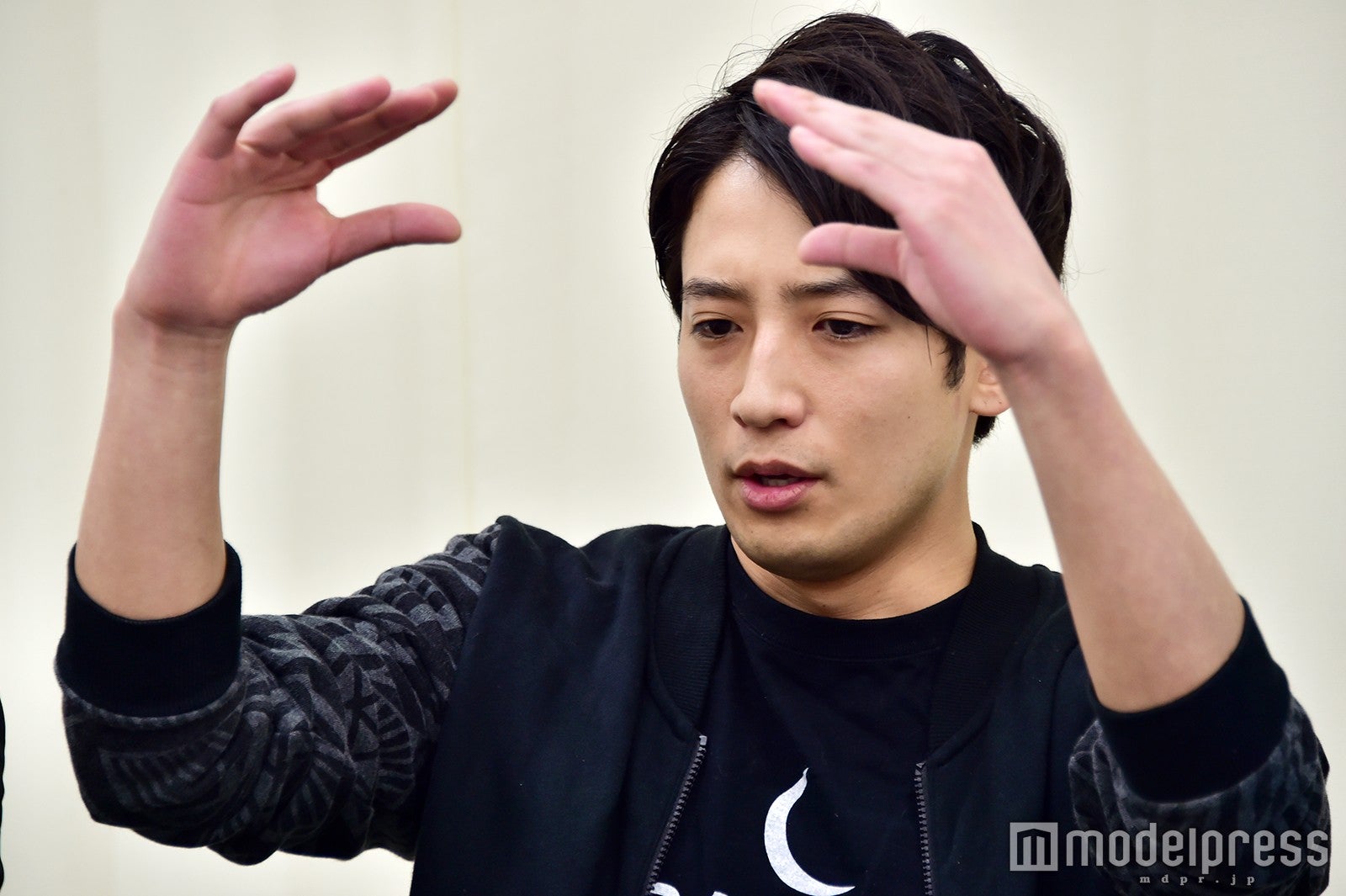 「スネ夫の髪型はどうなるのか問題」について語る陳内将 （C）モデルプレス