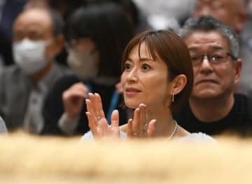 土俵下で観戦のモデル美女あわや 179キロ玉鷲が勢いそのまま落下 真横に飛び込む SNSも反応「映ってましたね」