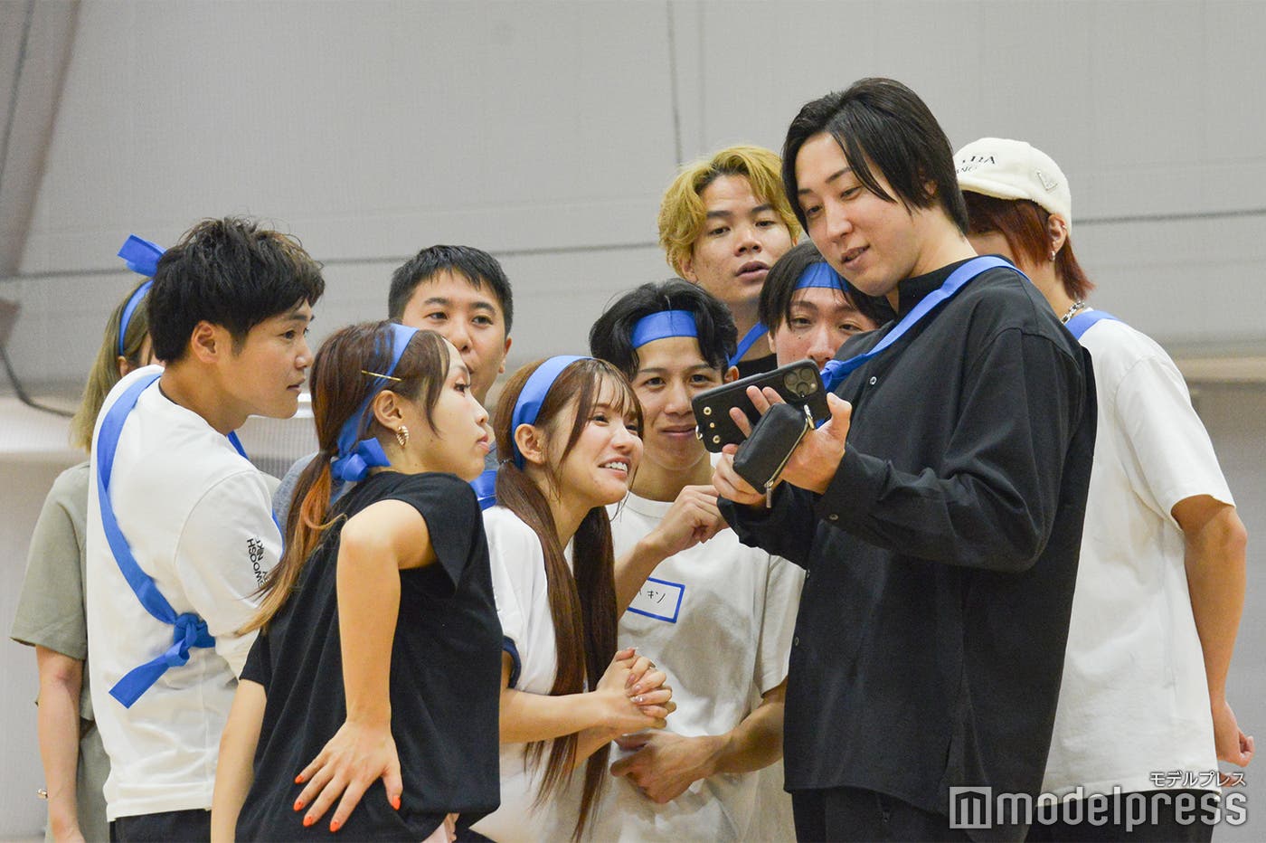 チームで戦略を練る溝口会長チーム(C)モデルプレス