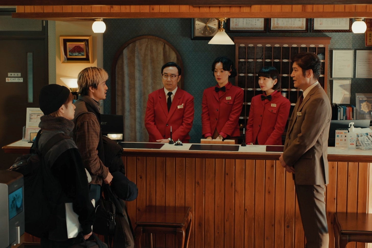 前田旺志郎、池松壮亮、角田晃広、市川実日子、夏帆、田中直樹「ホットスポット」第5話（C）日本テレビ