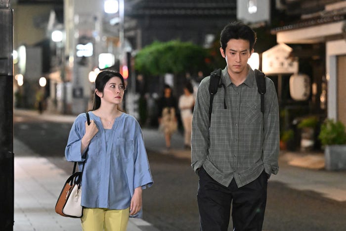 宮澤エマ、杉野遥亮「マウンテンドクター」第10話より(C)カンテレ