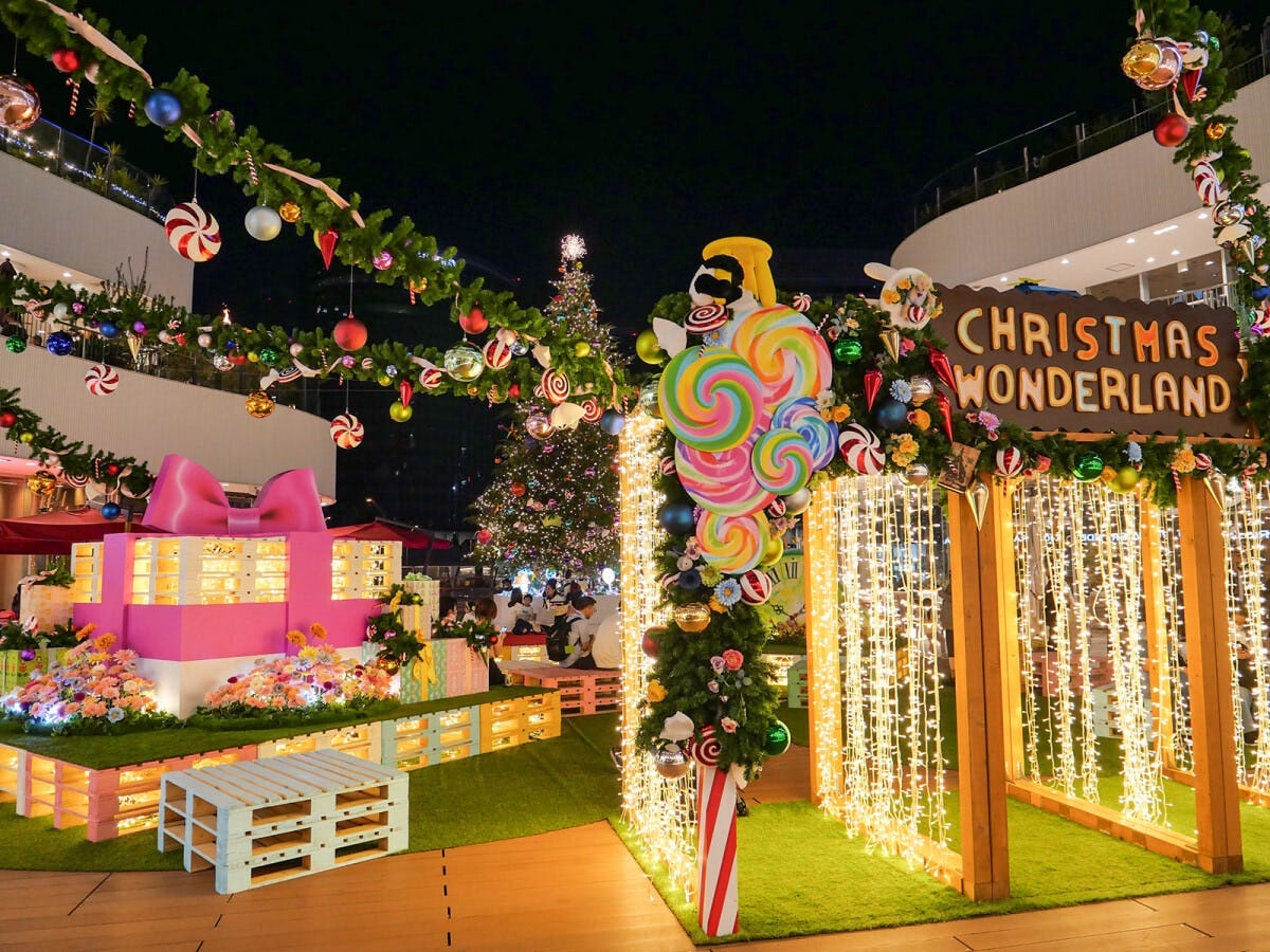 「クリスマスワンダーランド」をテーマにしたカラフルなオブジェが点在