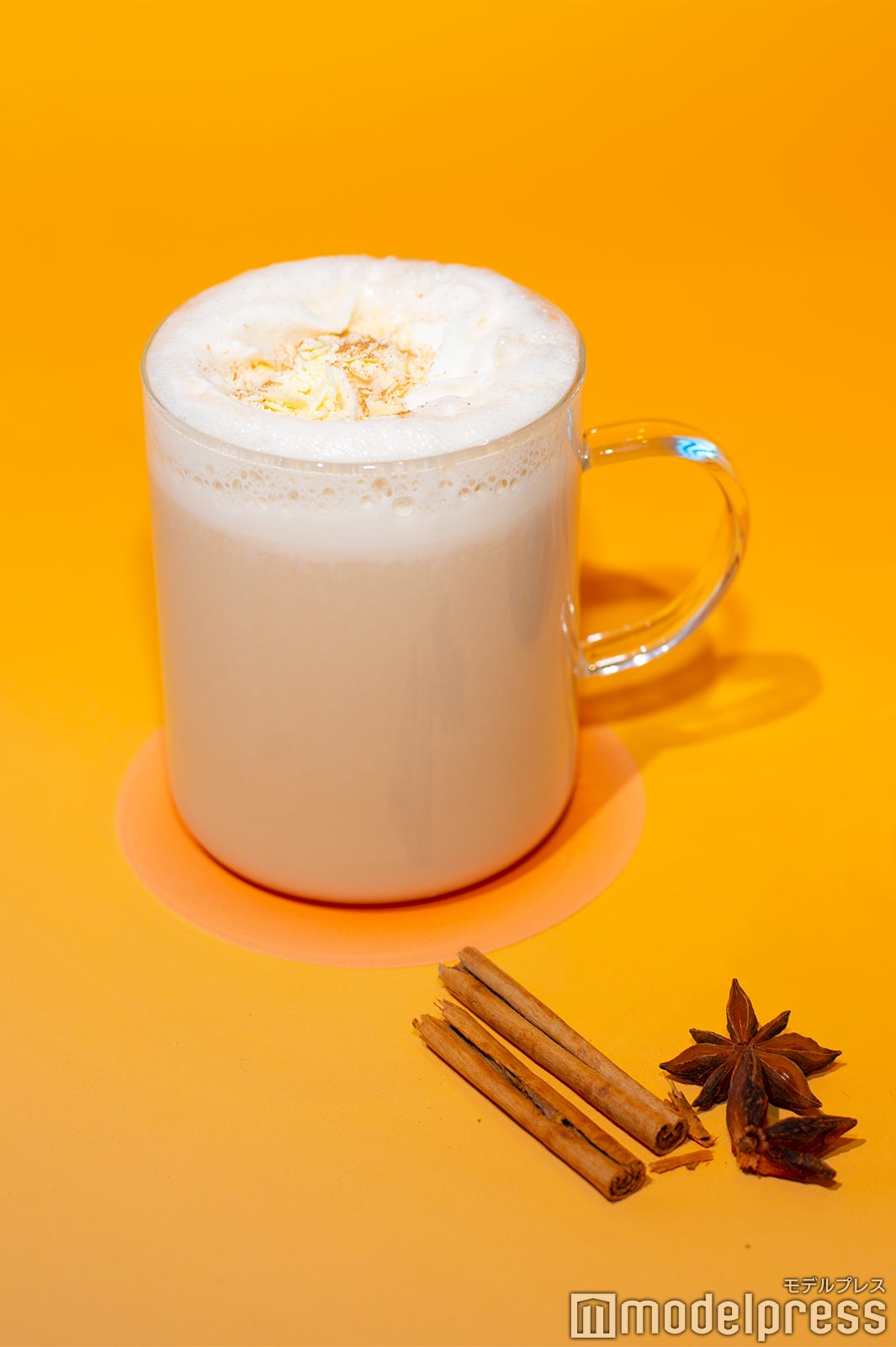 「チャイ ＆ ホワイト チョコレート ティー ラテ」（C）モデルプレス