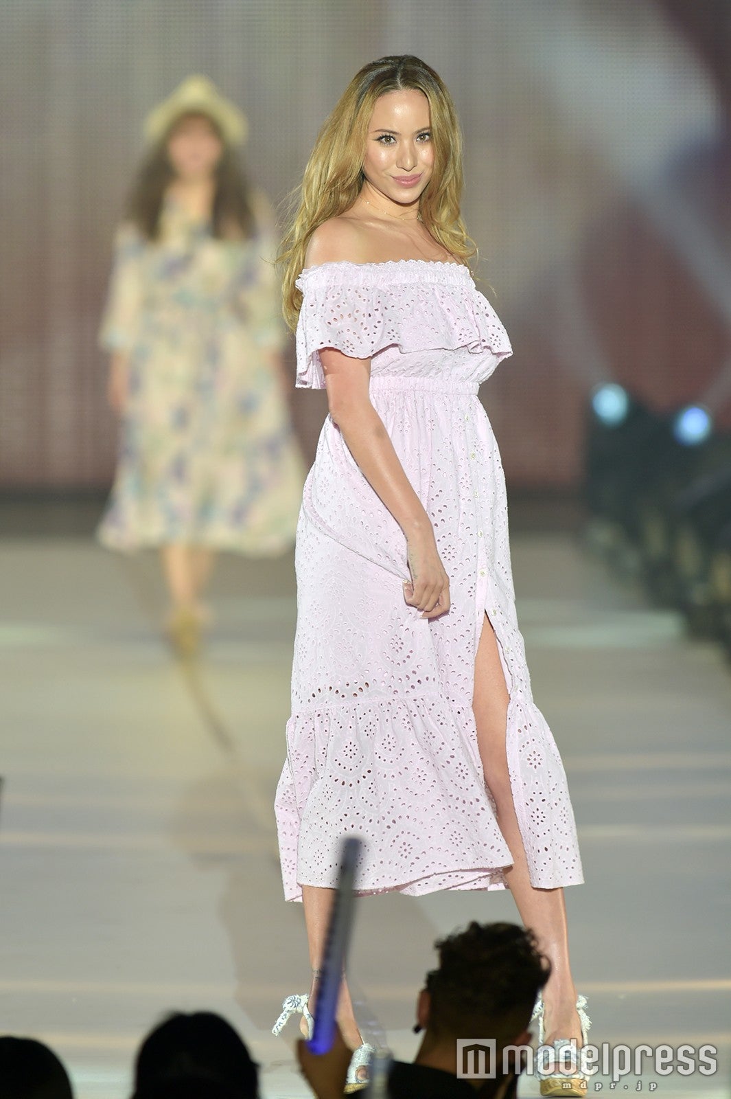 骨折からリベンジ 道端アンジェリカ「関コレ」降臨で圧巻オーラ