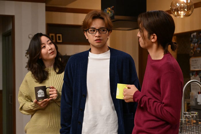 黒川智花、中島健人、向井康二「リビングの松永さん」第2話より(C)カンテレ
