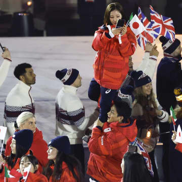 りくりゅうペア 選手村の記念撮影がもうレベチ 衝撃ショット「龍一くんに投げられてます！！」にファン騒然「カナダまで飛んで帰れるよ」「信頼関係を表すベストショット」