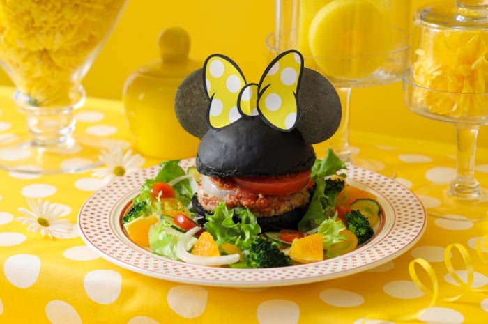 チアフルバーガー　1,990円（C）Disney