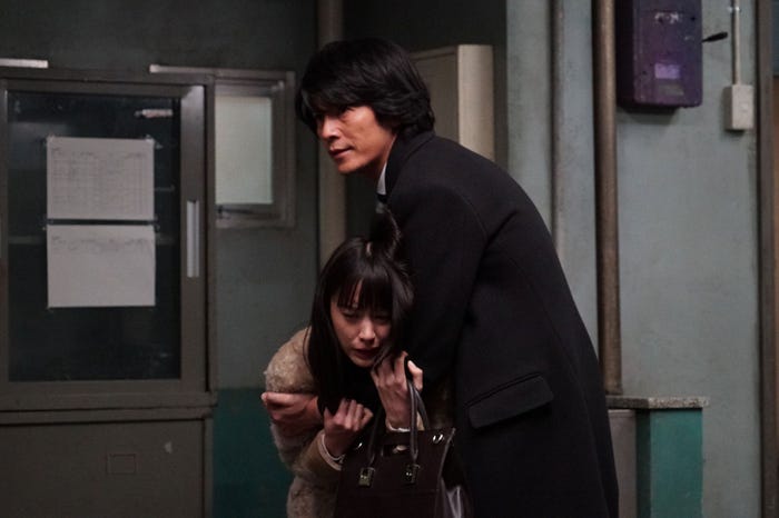 山本美月、藤木直人/「嘘の戦争」より(画像提供:関西テレビ)