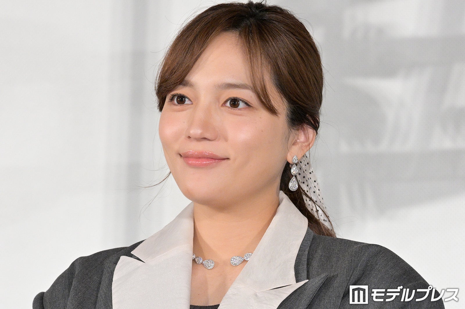 第1子妊娠中の川口春奈、スリットロングスカート＆ジャケット姿で登場「孤独になりながらも葛藤していた時期もあった」1年前を振り返る【ママがもうこの世界にいなくても　私の命の日記】