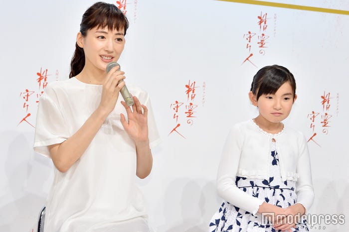綾瀬はるか、鈴木梨央(C)モデルプレス