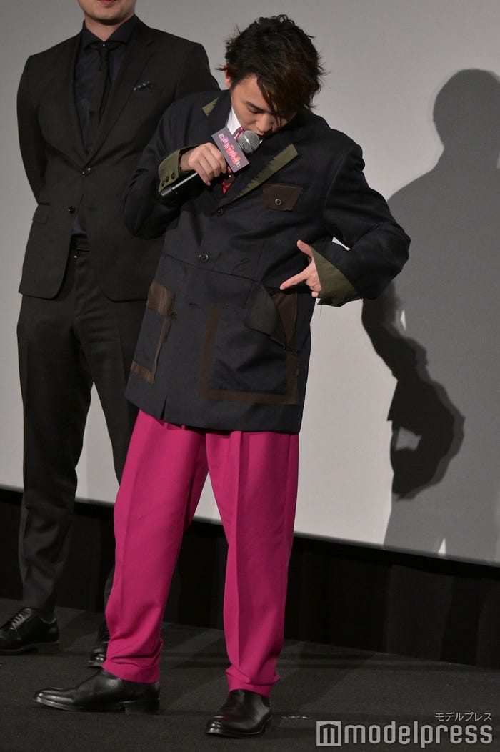 今日のファッションを紹介する須賀健太(C)モデルプレス