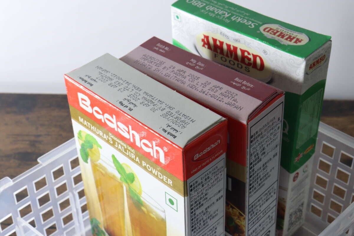 透明な収納ケースに、箱入りのスパイス類が複数立てて収納されている 透明な収納ケースに、箱入りのスパイス類が複数立てて収納されている