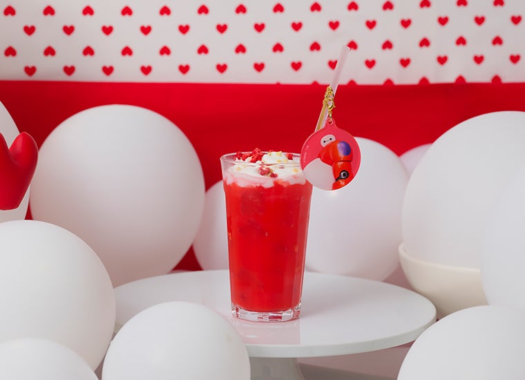 ストロベリーヨーグルトスムージー税込1,190円（C）Disney