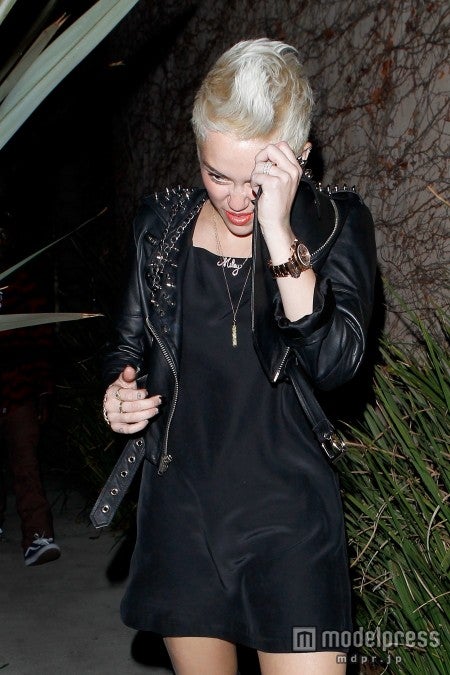 破局説渦中のマイリー・サイラス、婚約指輪を外した理由を説明