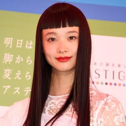 看護師からモデル転身の萬波ユカ、NY移住の決意を明かす 初会見に緊張