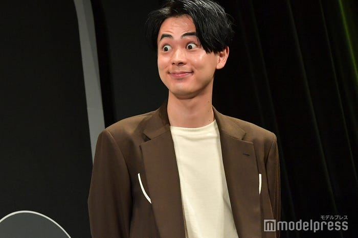 目を見開いた成田凌(C)モデルプレス