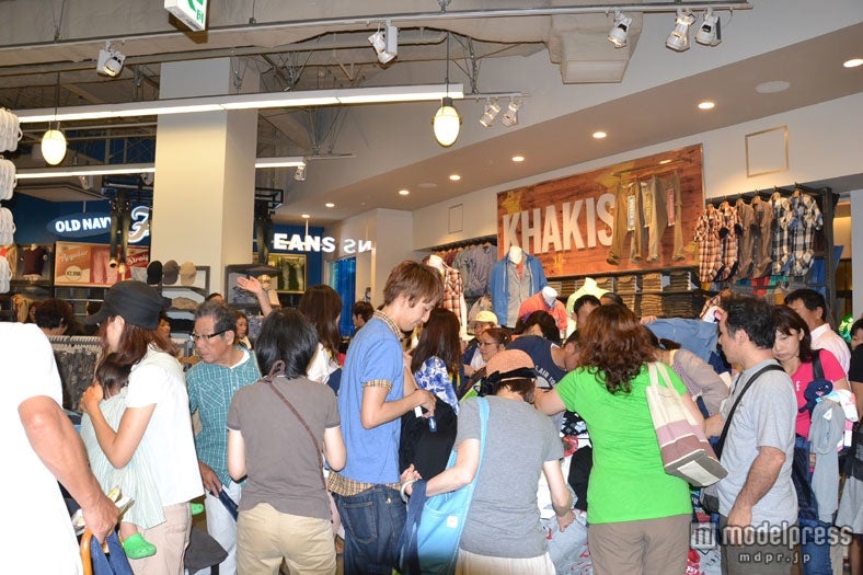 大混雑の店内風景