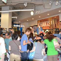 大混雑の店内風景