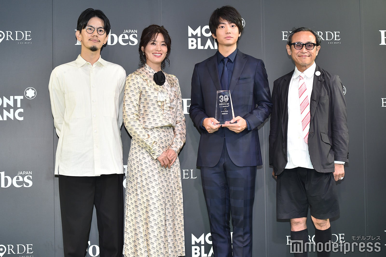 （左から）佐藤祐介氏、紫舟氏、伊藤健太郎、遠山正道氏 （C）モデルプレス