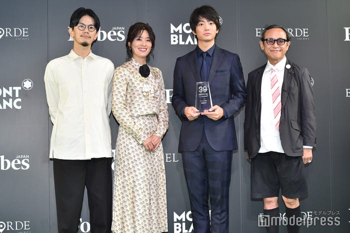 (左から)佐藤祐介氏、紫舟氏、伊藤健太郎、遠山正道氏 (C)モデルプレス