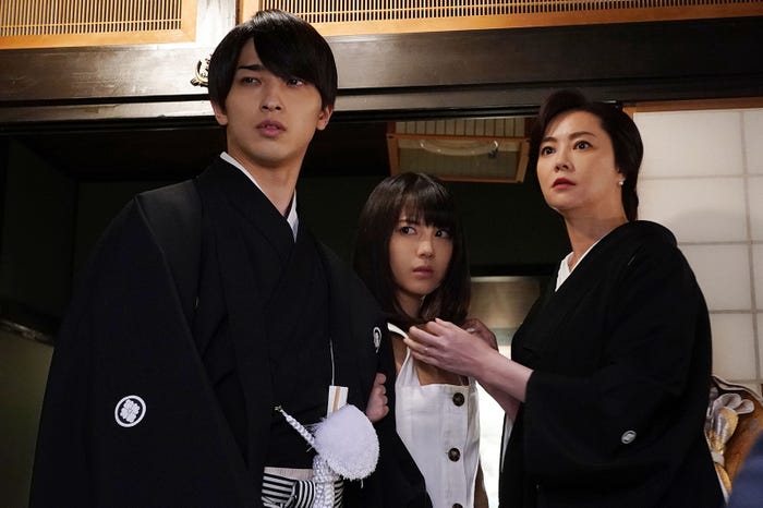 横浜流星、浜辺美波、観月ありさ「私たちはどうかしている」第1話より(C)日本テレビ