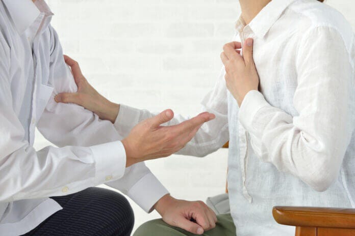 急なトラブルに遭ったときの態度を確認する