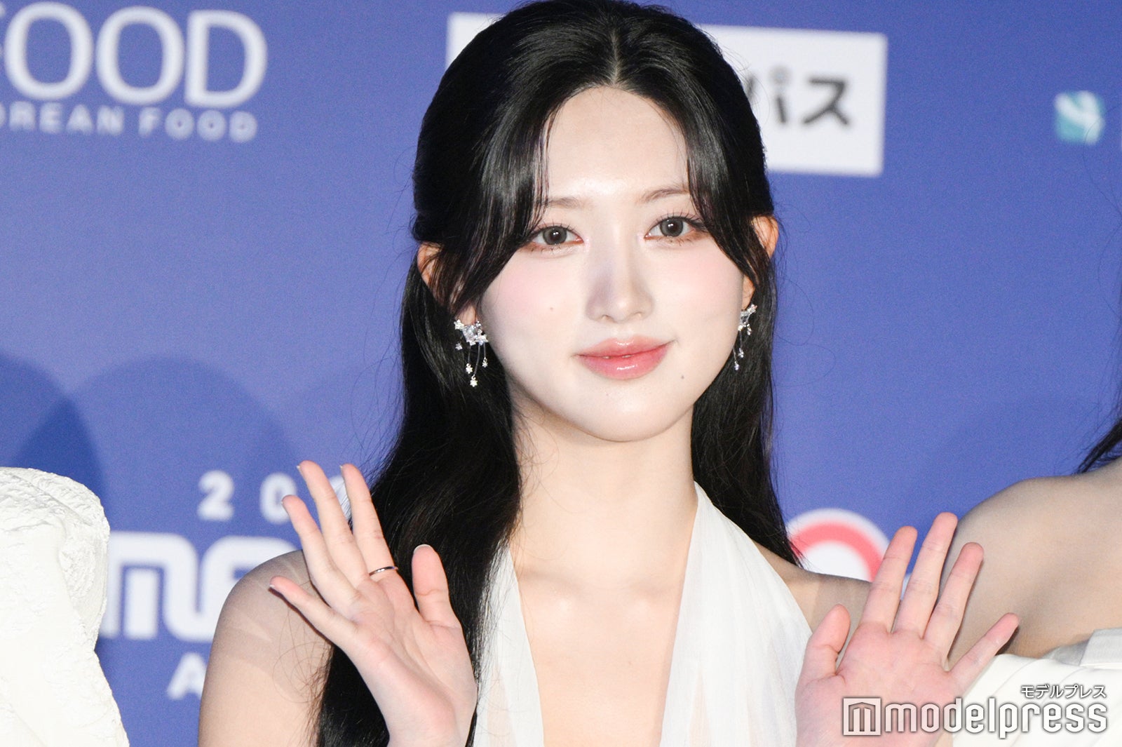 IVEガウル、LA観光ショット公開 美脚際立つミニワンピ姿に「美しすぎる」「二度見した」の声