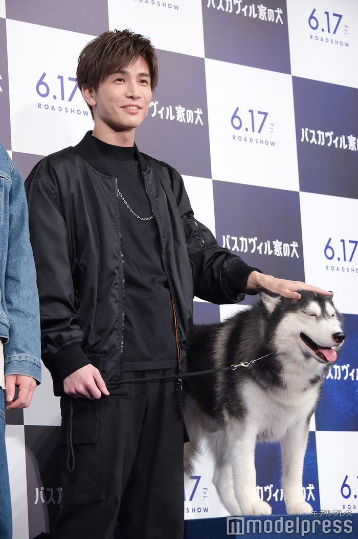 岩田剛典に撫でられ気持ちよさそうなナイト(C)モデルプレス