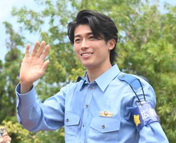 「警察ドラマとしか思えない」「サッカー選手のビジュじゃない」「俳優の中村敬斗？」警官姿にSNS沸騰、汗だくファンサに現地派感激の声