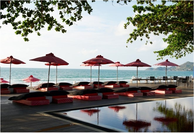 パラソルやビーチベッドも赤色で統一／「The Library」オフィシャルサイトより