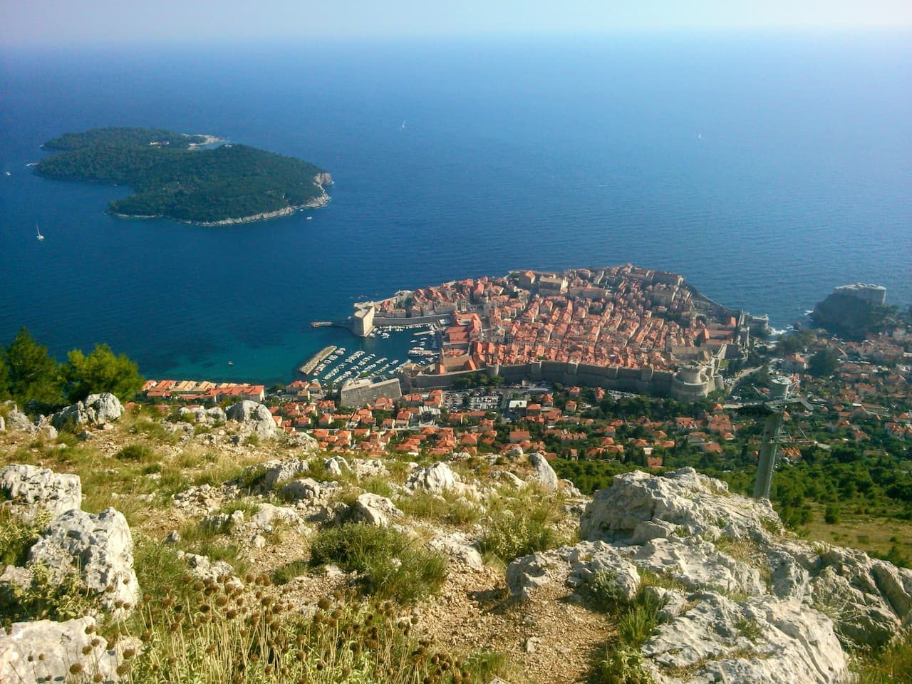 世界各国を旅する構成作家が語る、財布なしの衝撃ハプニングと美食の極意【推し旅白書2026】