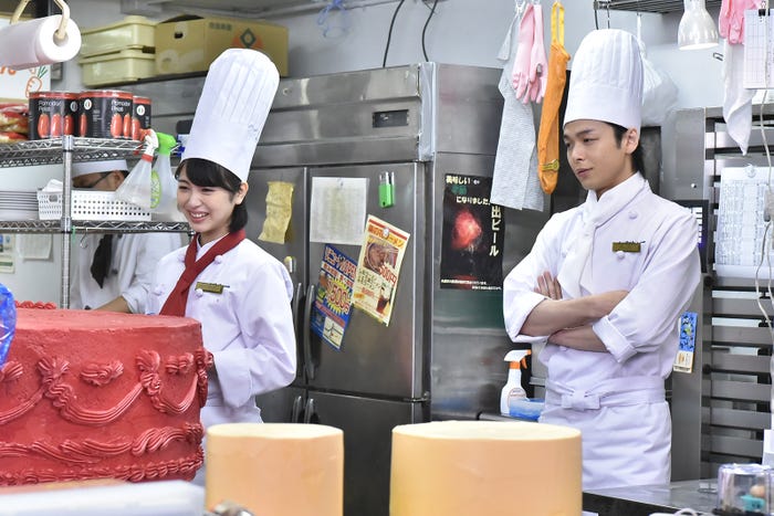 浜辺美波、中村倫也/「崖っぷちホテル!」第5話より(C)日本テレビ