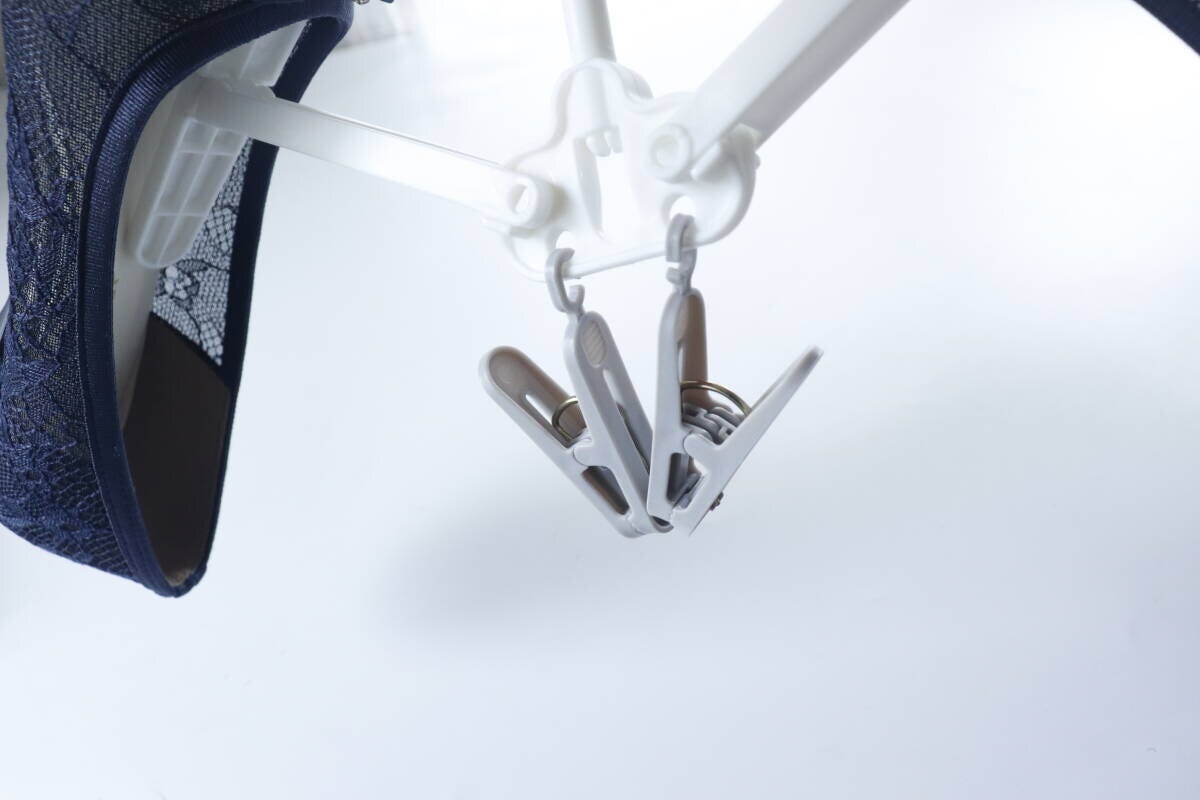 ダイソー　折り畳みシューズハンガー　展開　使用例　ピンチ