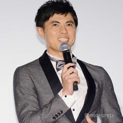 小島よしお、美人妻とのデート写真公開「ほっこり」「奥さん綺麗すぎ」の声