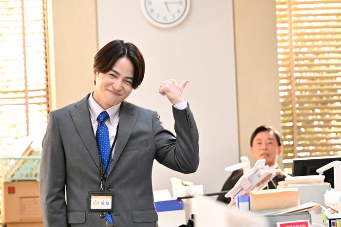 菊池風磨、光石研『ゼイチョー ~「払えない」にはワケがある~』第1話より(C)日本テレビ