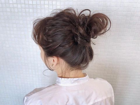 セミロングで作る大人のお団子ヘア 簡単 人気でこなれ感を出すおしゃれな髪型15選 モデルプレス セミロングで作る大人のお団子ヘア 簡単 人気でこなれ感を出すおしゃれな髪型15選 モデルプレス
