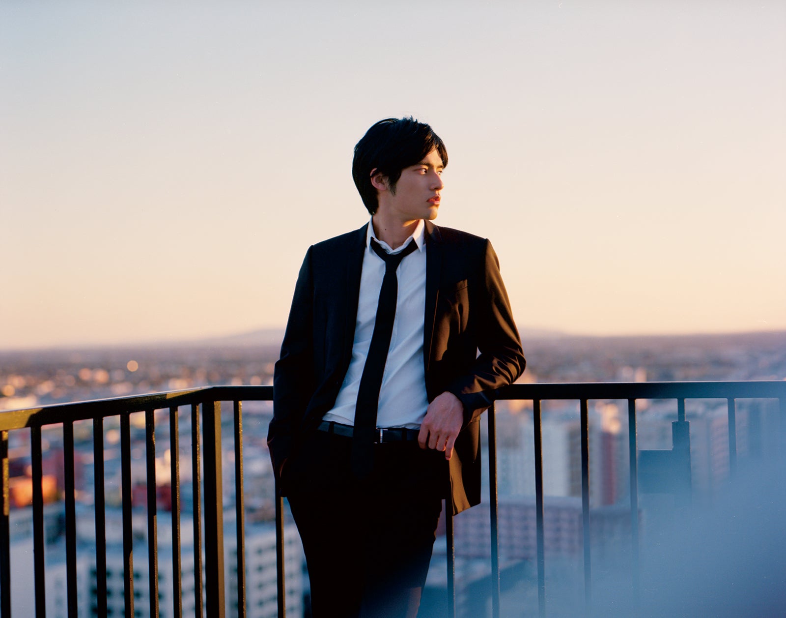 撮影：IBUKI・宮坂浩見／岡田健史ファースト写真集「鼓動」（講談社）より