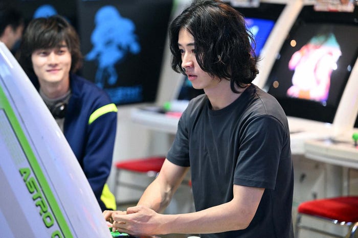 柳俊太郎、山崎賢人「アトムの童」第2話より(C)TBS