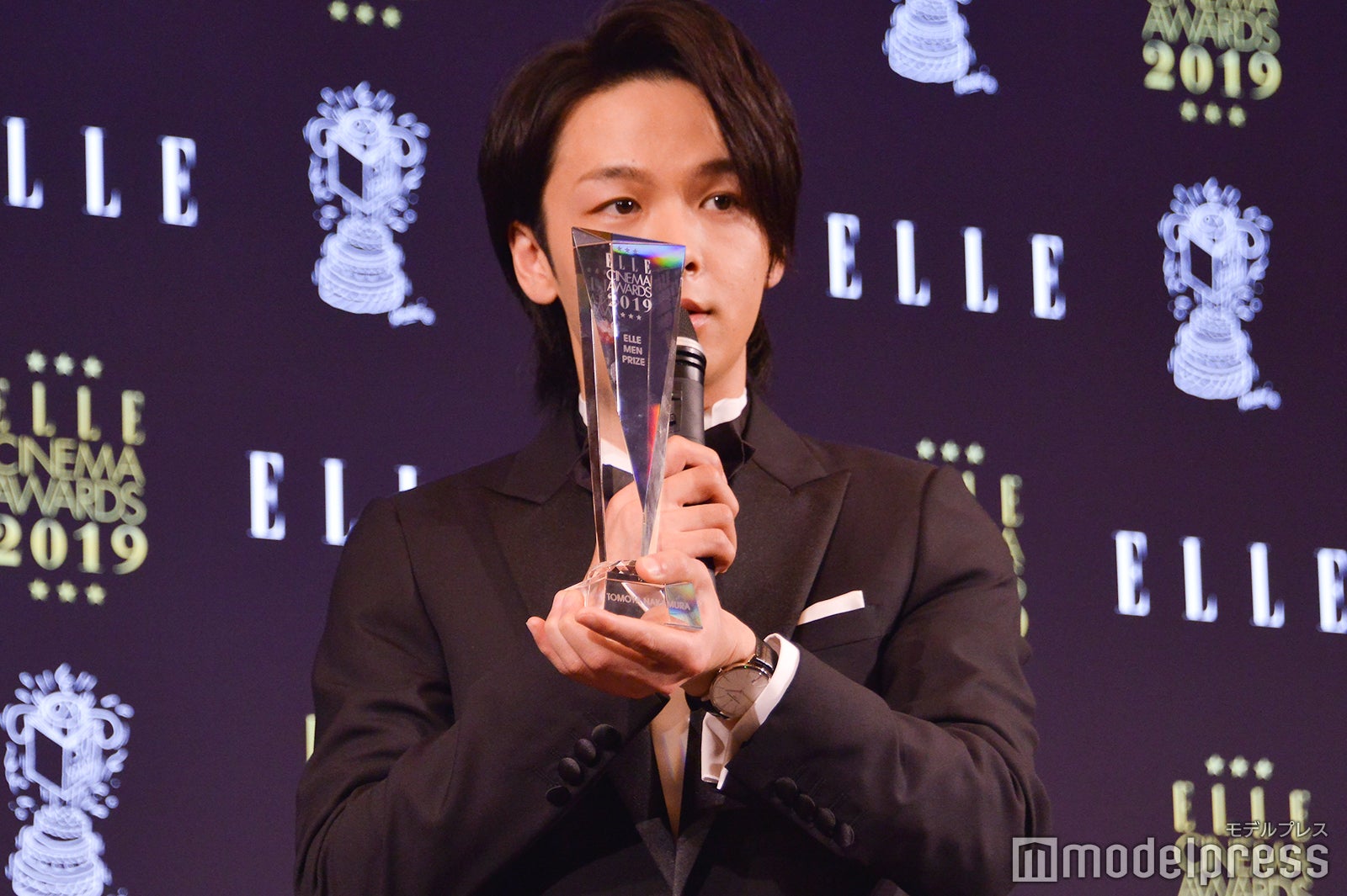 時計を見せる中村倫也 （C）モデルプレス