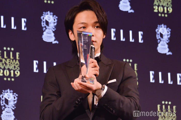 時計を見せる中村倫也 (C)モデルプレス