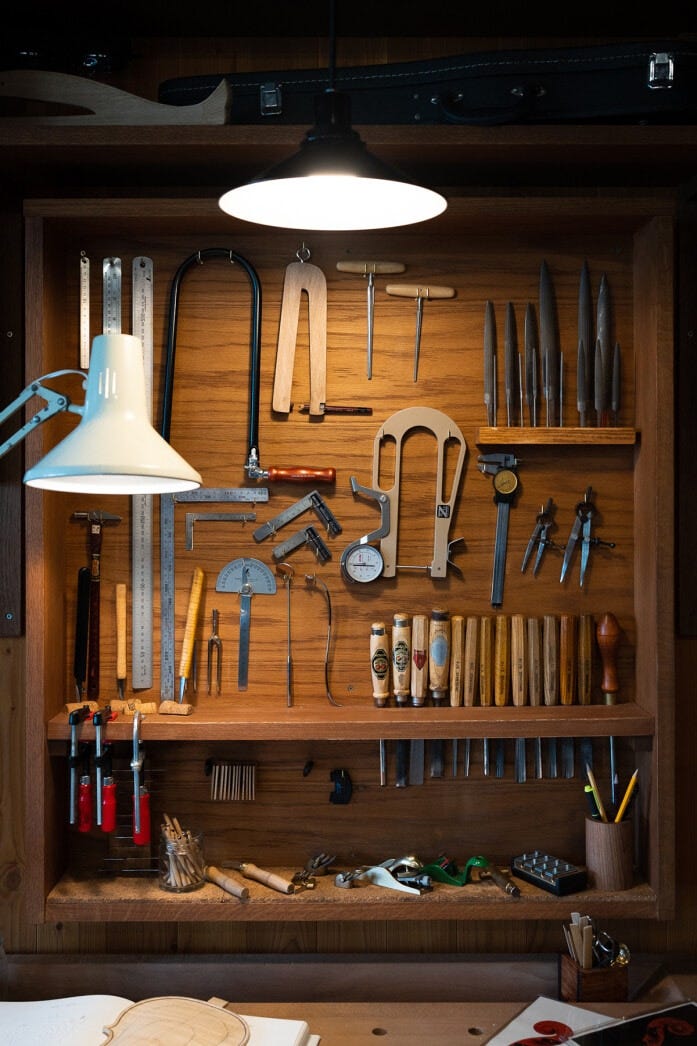 階段を下りてみると、聖司がバイオリン制作を学んでいた工房があります