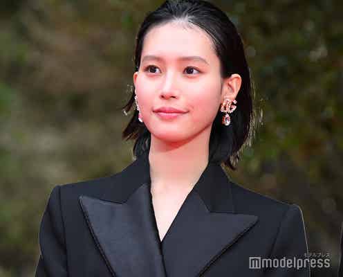 南沙良、ジャケットから美脚スラリ 窪塚洋介・亀梨和也とレッドカーペット闊歩【第37回東京国際映画祭】