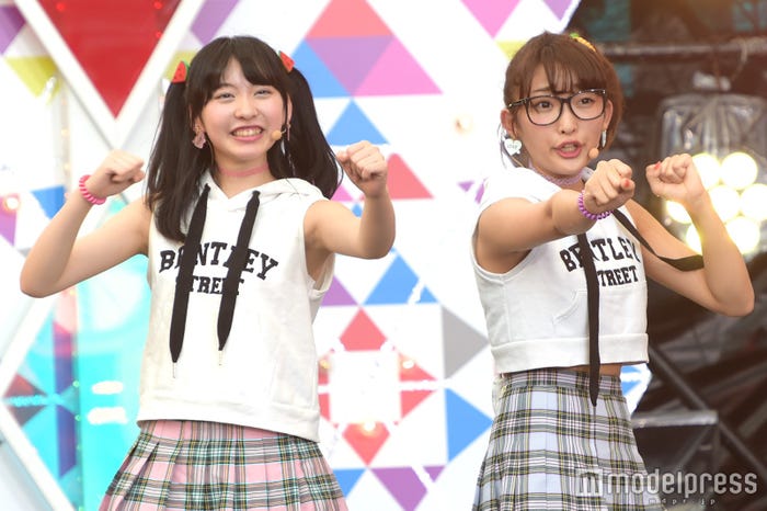 (左から)まこ、みなみ(C)モデルプレス