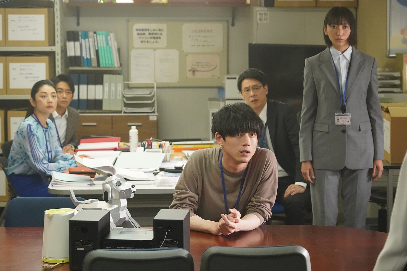 （左から）小池栄子、加藤清史郎、坂口健太郎、大倉孝二、杏／「競争の番人」第5話より（C）フジテレビ