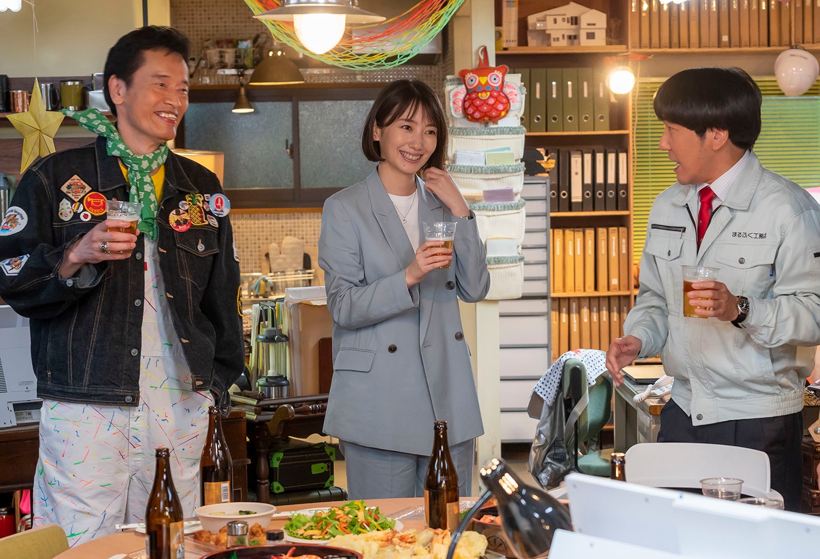 遠藤憲一、波瑠／「魔法のリノベ」第1話より（C）カンテレ